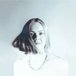 Wiktoria Jakubowska – jasny portret z oficjalnej sesji do singla O NIEJ, fot. Weronika Stadnik