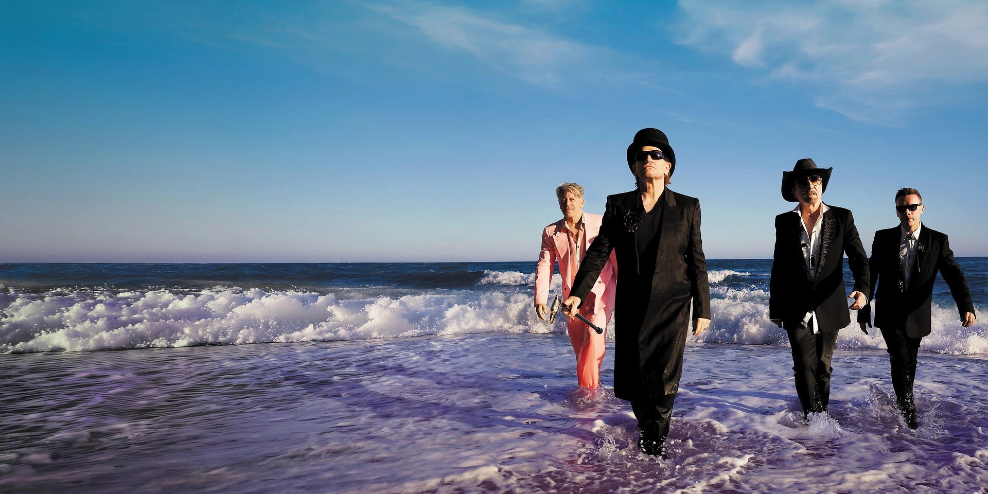 U2 na kalifornijskiej plaży – kolorowe zdjęcie promocyjne do albumu Carnaval De Luz, fot. Viviane Sassen