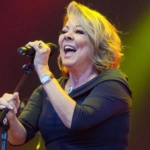 Sandra Cretu z mikrofonem na scenie – koncerty Gliwice, Łódź, Szczecin 2027