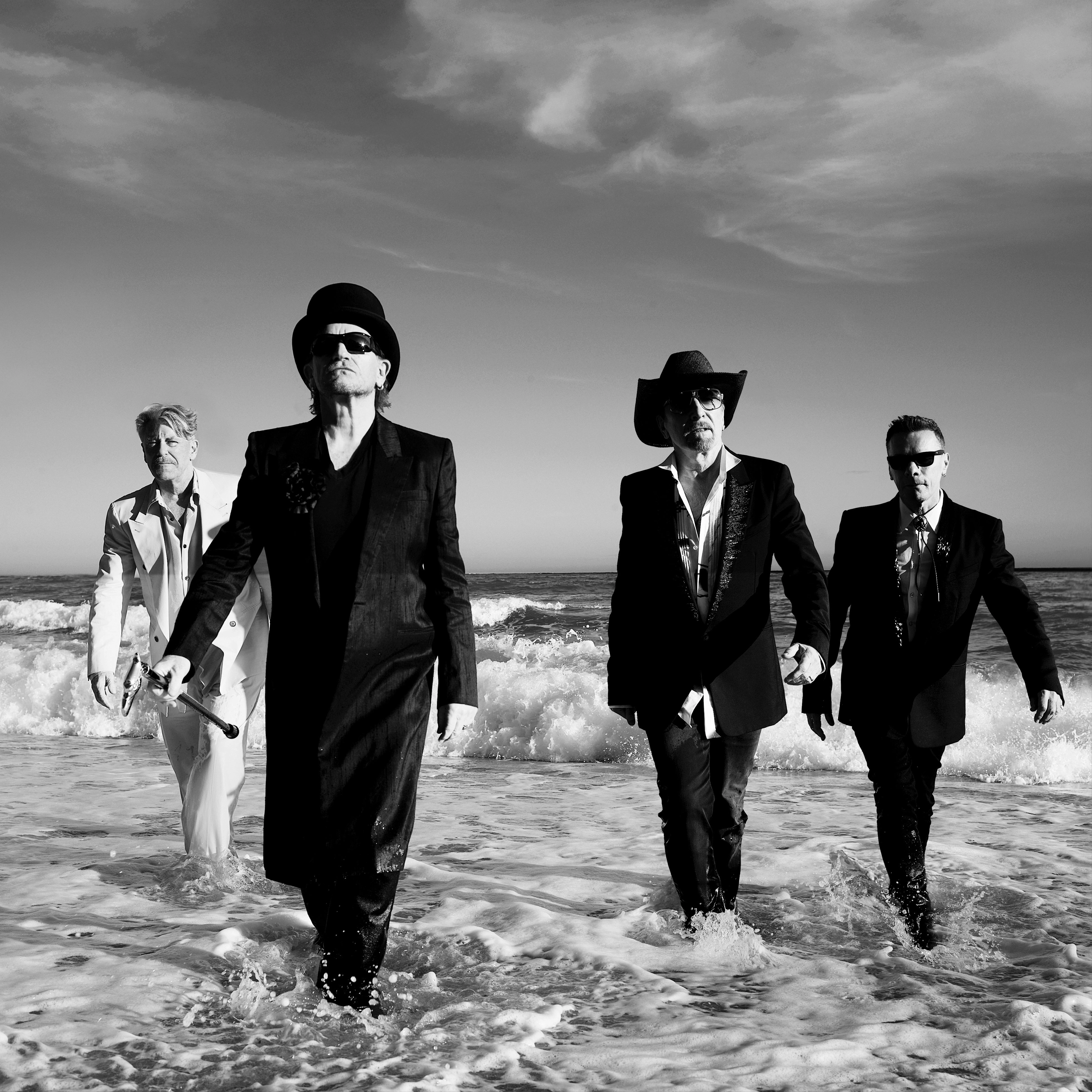 U2 – portret Bono, The Edge, Adama Claytona i Larry'ego Mullena Jr. na plaży, Viviane Sassen