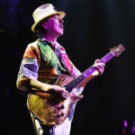 Carlos Santana z gitarą – oficjalne zdjęcie promocyjne trasy Planet of Free Will Global Tour 2027