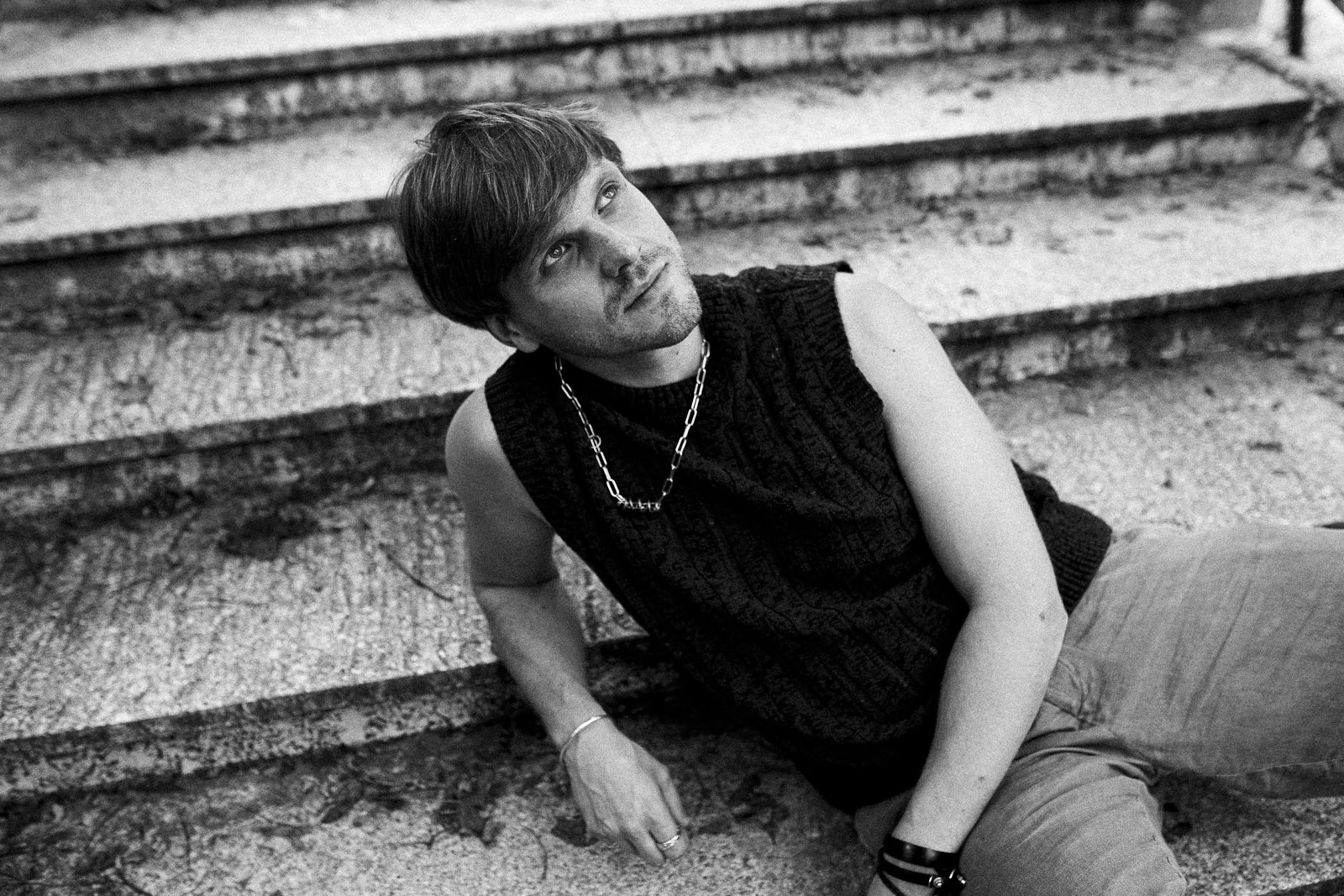 Robert Mróz Jr – portret z sesji do singla Deszcz, fotografia Zosi Gąsiorowskiej