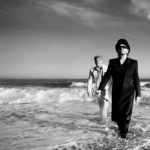 U2 na plaży w czarno-białej sesji – Bono, The Edge, Adam Clayton i Larry Mullen Jr., fot. Viviane Sassen