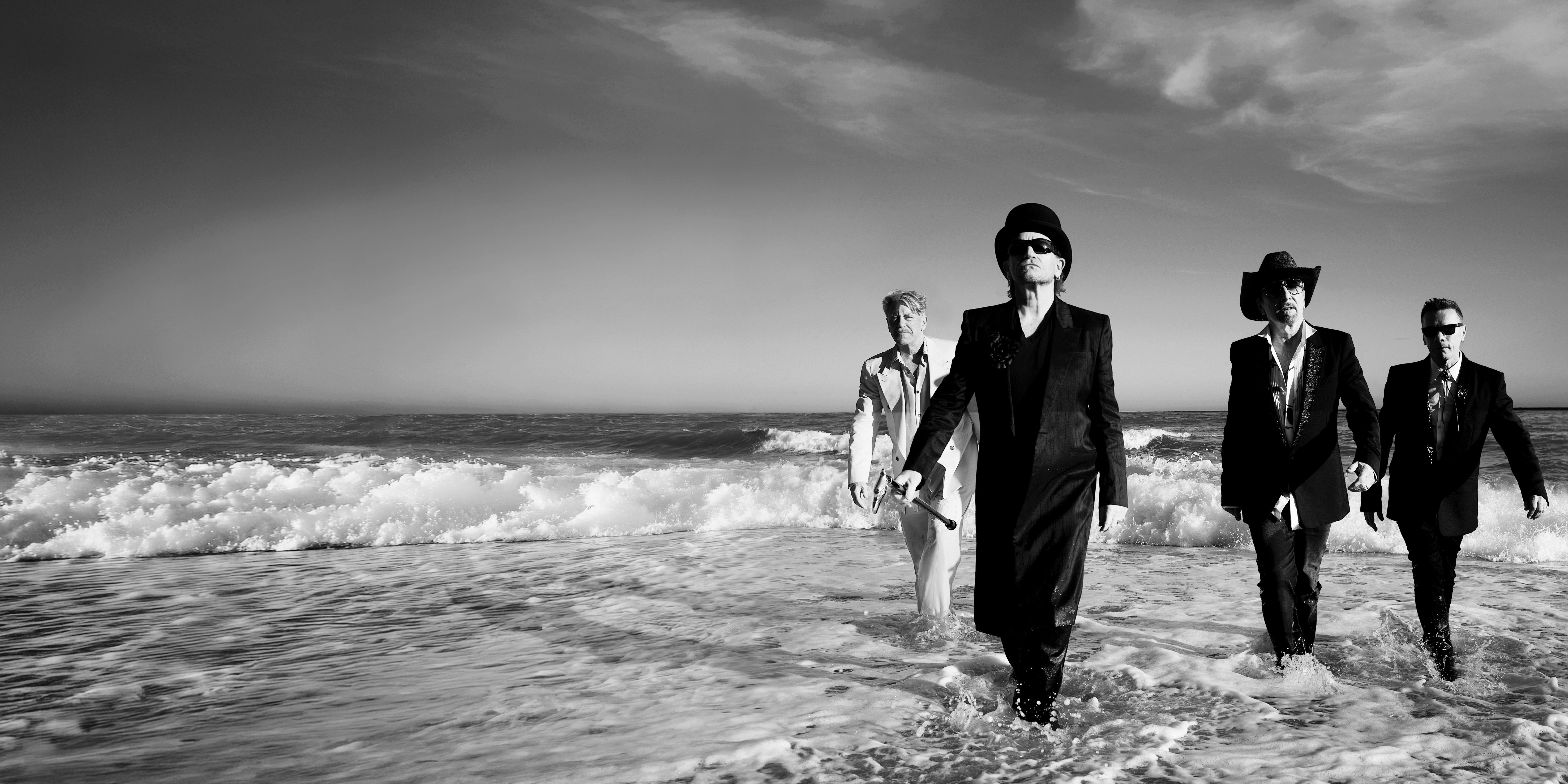 U2 na plaży – Bono, The Edge, Adam Clayton i Larry Mullen Jr. w fotografii autorstwa Viviane Sassen