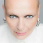 Katarzyna Nosowska w jasnej stylizacji i krótkich włosach, zbliżenie portretowe – premiera albumu NIGREDO 2026