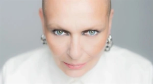 Katarzyna Nosowska w jasnej stylizacji i krótkich włosach, zbliżenie portretowe – premiera albumu NIGREDO 2026