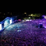 Tysiące festiwalowiczów przed rozświetloną Dużą Sceną 32. Pol'and'Rock Festival podczas piątkowych koncertów.