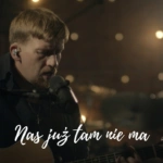 Cztery Pory Miłowania w kameralnym studiu podczas teledysku do piosenki Nas już tam nie ma