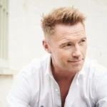 Ronan Keating w białej koszuli, fotografia promująca trasę Just Getting Started World Tour